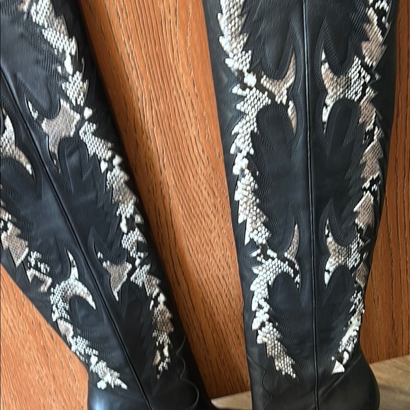 Gianni Bini Katyanna snake & black boots - Picture 4 of 14